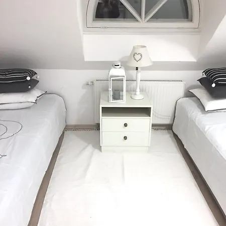 Cozy Penthouse In Town Wall アパート