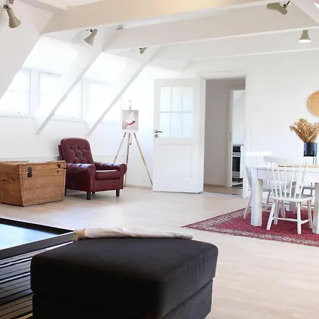 Cozy Penthouse In Town Wall شقة